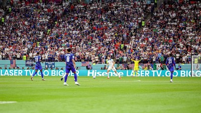 Painel de perímetro de LED Hisense na Copa do Mundo FIFA™ (PRNewsfoto/Hisense)