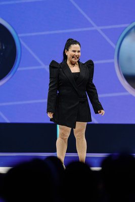 Comedian Alex Borstein welcoming guests before the opening keynote. Photo c/o Zoom.