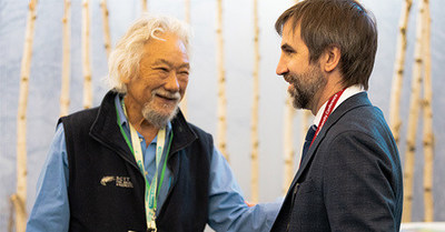 David Suzuki et le ministre Steven Guilbeault discutent de faon informelle au pavillon du Canada  la COP15.

Source de la photo : Environnement et Changement climatique Canada (Groupe CNW/Environnement et Changement climatique Canada)