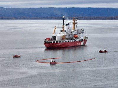 Le navire de la Garde ctire canadienne (NGCC) Henry Larsen au cours d'un exercice d'intervention environnementale dans le cadre de l'opration Tasiujarjuaq,  Frobisher Bay prs d'Iqaluit, au Nunavut, le 15 septembre 2022. (Groupe CNW/Garde ctire canadienne)
