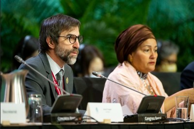 Le ministre Steven Guilbeault assis à côté de Mme Amina J. Mohammed, vice-secrétaire générale adjointe des Nations Unies, lors de l'ouverture du segment de haut niveau de la COP15. (Groupe CNW/Environnement et Changement climatique Canada)