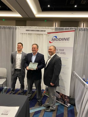 Brandin Bursa of HARDI (left) presents Richard Boothman, director of North American sales at Modine Manufacturing, an award recognizing Modine for 60 years of support and participation in HARDI’s conference.