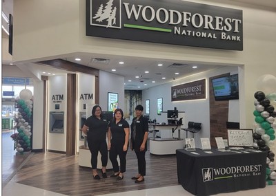 Woodforest National Bank团队最近庆祝了其位于德克萨斯州休斯顿的最新零售分支机构的盛大开业，该分支机构位于沃尔玛内10750 Westview Dr.。新位置提供全面服务的银行业务和两台自动取款机。