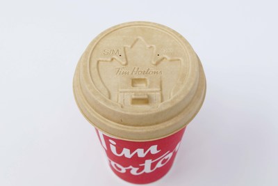 Tim Hortons lancera de nouveaux emballages et ustensiles réutilisables partout au Canada en 2023. À Vancouver, elle met à l'essai des couvercles à boissons chaudes composés de fibres recyclées.
