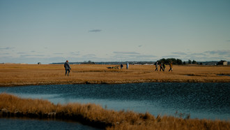 保留地受托人正在新英格兰2万英亩盐沼的一部分测量碳封存和恢复植被，以跟上气候变化的步伐。图片来源:Sky Sabin / 11小时赛车