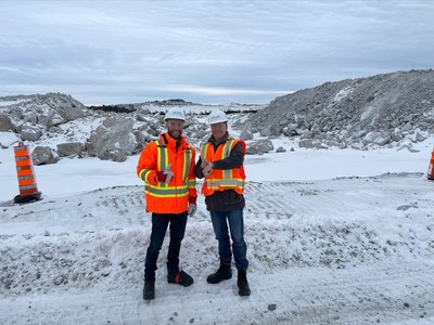Brett Lynch, le directeur général de Sayona Mining (droite) et Philippe Groleau, Directeur opérations mine et ingénierie de LAN. M. Lynch et M. Groleau sont devant la plateforme ROM en cours de construction pour assurer un redémarrage rapide et en douceur de la production à LAN. (Groupe CNW/Sayona Inc.)