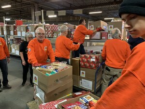 Mission accomplie pour les 2400 pompières et pompiers de Montréal auprès de 800 familles montréalaises qui passeront un Noël plus joyeux grâce à la 35e édition de leur campagne des Paniers de Noël