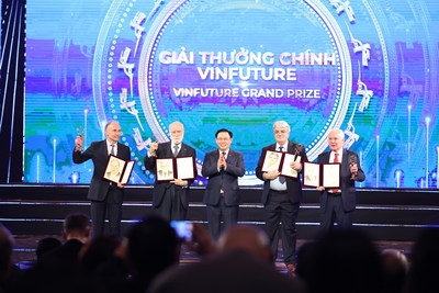 The Grand Prize Winners being presented byMr. Vuong Dinh Hue - Chairman of the National Assembly of Vietnam.From left to right: Sir Tim Berners-Lee, Dr. Vinton Gray Cerf,Dr. Emmanuel Desurvire and Professor Sir David Neil Payne