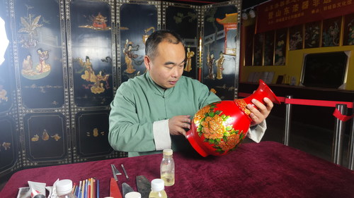 Peony Lacquer Vase feito por Li Cheng (PRNewsfoto/Yuncheng County People's Government Information Office)