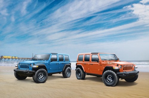 2023 Jeep® Wrangler High Tide (left) and 2023 Jeep Wrangler ‘Jeep Beach’ special-edition models.