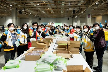 Around 250 Sands China team members and members of the Association of Parents of the People with Intellectual Disabilities of Macau build 28,500 hygiene kits for global charity Clean the World at The Venetian Macao.