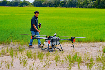 Operator Introduces XAG P100 Agricultural Drone to Rice Farmers