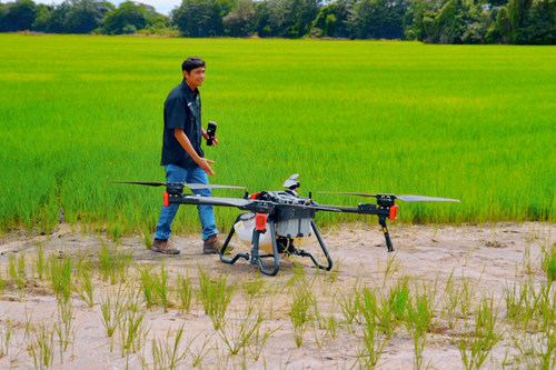 Operador presenta el dron agrícola XAG P100 a los productores de arroz (PRNewsfoto/XAG)