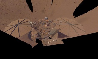 美国宇航局洞察号火星着陆器于2022年4月24日拍摄的最后一张自拍照，这是该任务的第1211个火星日或sol。与2018年12月着陆后不久拍摄的第一张自拍照，或由2019年3月和4月拍摄的照片组成的第二张自拍照相比，着陆器上覆盖着更多的灰尘。由于“洞察号”上布满灰尘的太阳能电池板产生的能量较少，研究小组很快就会在2022年5月最后一次将着陆器的机械臂置于静止位置(称为“退休姿势”)。学分:美国国家航空航天局
