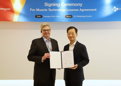 From left, Emmyon’s CEO and President Dr. Christopher Adams, 
CJ Cheiljedang’s CEO Choi Eun-seok, at a signing ceremony for muscle technology license agreement [CJ Cheiljedang]