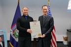 纽约州参议员John C. Liu向纽约韩国文化中心颁发奖状，表彰他们对社区的模范服务