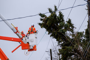 Les efforts de rétablissement s'intensifient pour les personnes qui restent privées d'électricité alors que le week-end de Noël débute