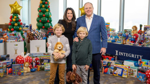 诚信向全国各地的儿童医院捐赠了超过16,000个新玩具和填充动物