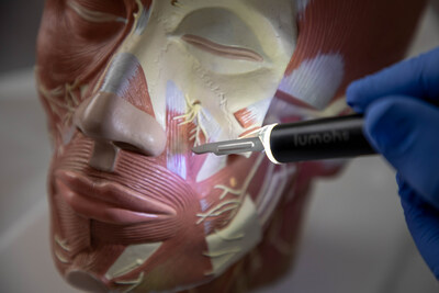 Lumohs, reusable scalpel, providing precise unobstructed illumination in anatomic danger zones.