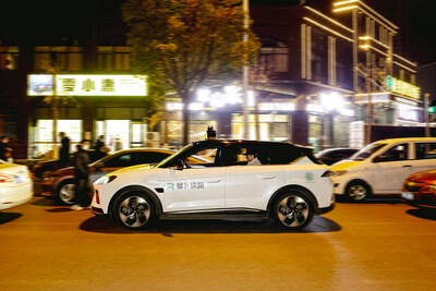 Apollo Go Fully Driverless Robotaxi Running on Wuhan Public Road in Evening Hours