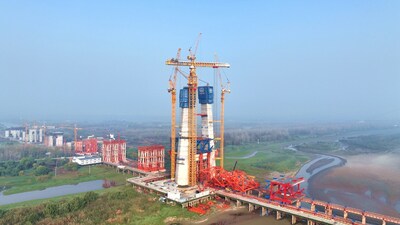 XCMG Machinery envoie la deuxime unit de la grue  tour XGT15000-600S, la plus grande au monde, au service du projet de construction d'un pont  grande chelle (PRNewsfoto/XCMG Machinery)