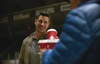 Sidney Crosby and Rimouski Oceanic fans reunite to relive a special moment with Tim Hortons in new TV commercial (CNW Group/Tim Hortons)