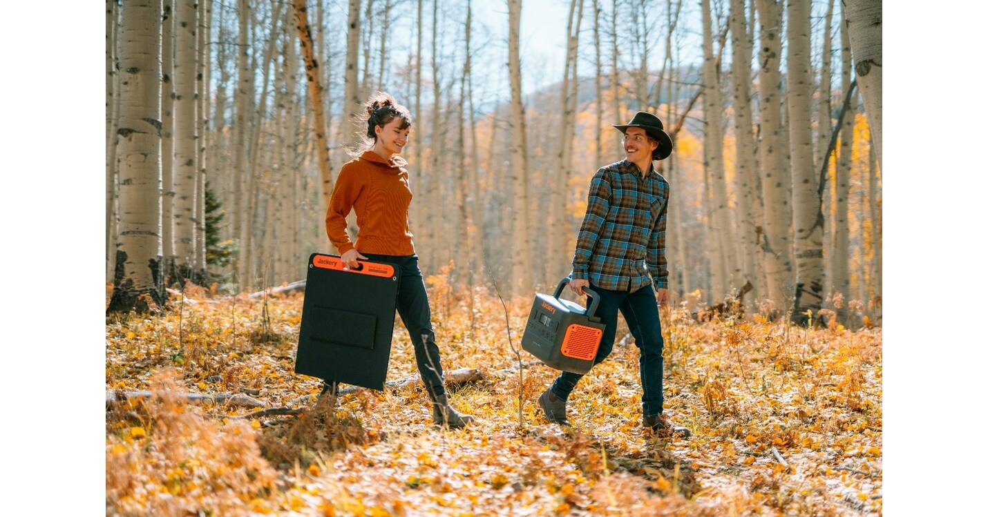 Solar Energy-Capturing Tents : Jackery LightTent-AIR