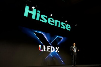 Stephen Yao, directeur général adjoint d’Hisense aux États-Unis, présente le téléviseur ULED X d’Hisense lors du salon CES 2023 (PRNewsfoto/Hisense)