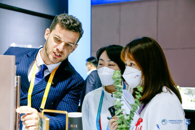A sales representative (left) introduces products to visitors at its booth during the fifth China International Import Expo held in Shanghai from Nov 5-10, 2022 (PRNewsfoto/CIIE)
