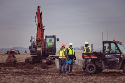 Workers at Arche Solar construction site in Fulton County, Ohio. (Credit: bp America)