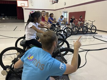 Nine13 Sports و MHS با هم همکاری کردند تا به بیش از 2000 دانش آموز آموزش دهند که چگونه دوچرخه می تواند سلامت جسمی و روانی را بهبود بخشد، برای حمل و نقل استفاده شود، جامعه آنها را کشف کند، همراه با بهبود کیفیت هوا در هنگام استفاده به جای ماشین.