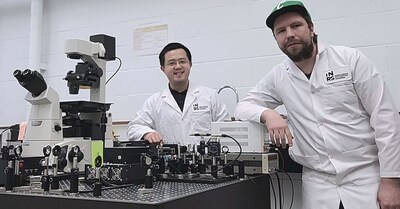 Professor Jinyang Liang and doctoral student Patrick Kilcullen in their laboratory at the Énergie Matériaux Télécommunications Research Centre of the INRS. (CNW Group/Institut National de la recherche scientifique (INRS))