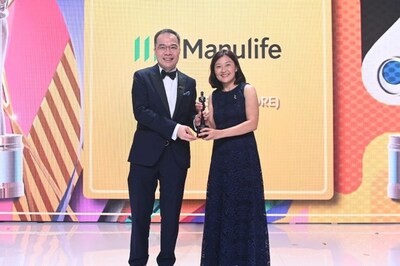 Jessie Cheing,  Chief Human Resources Officer of Manulife Singapore, received the “Best Companies to Work for in Asia 2022” award from William Ng, Group Publisher of Business Media International and Owner of HR Asia.