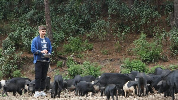 Robert Adolf，a German social media influencer, was addicted into Guizhou’s colorful ethnic group, especially the Miao and the Dong.