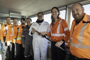 Premier navire de 2023 à Port-Cartier : ArcelorMittal remet sa canne à pommeau d'acier au capitaine du Shiosai