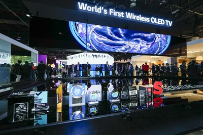 LG’s latest innovations receive record number of awards and accolades at CES 2023, including the LG OLED Signature M, the world’s first wireless OLED TV. (CNW Group/LG Electronics Canada)