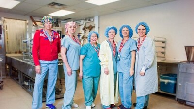 Six nurses standing smiling wearing scrubs. (CNW Group/Unifor)