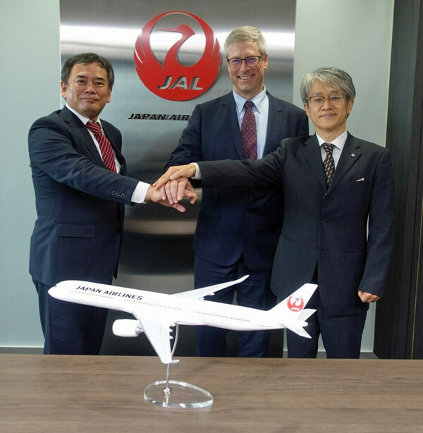 Tsuyoshi Matsumoto, General Manager, ITOCHU; Matt Murdock, CEO of Raven SR; Toru Takahashi, Vice President, Procurement, JAL