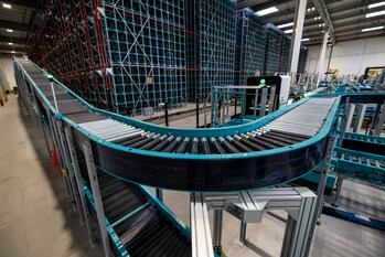 Skypath is a modular conveyor system that can reach a maximum throughput of 2,500 totes per hour. The modular design consists of straight, curved, and inclined building blocks that fit most logistic needs and layouts and can easily adapt to customer needs.