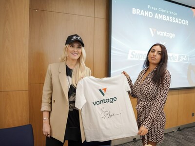 Alexandra Mary Hirschi, da Supercar Blondie, e Nadine Azzam, diretora do MENA for Vantage, na cerimônia de assinatura e coletiva de imprensa realizada em 18 de janeiro, em Dubai. (PRNewsfoto/Vantage)