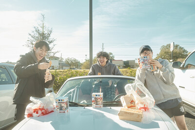 Winning new fans! A group of friends are all smiles as they enjoy Jollibee’s mouth-watering Peach Mango Pie for the first time at its January 18 grand opening in Orlando, Fla. (Photo credit: Jollibee)