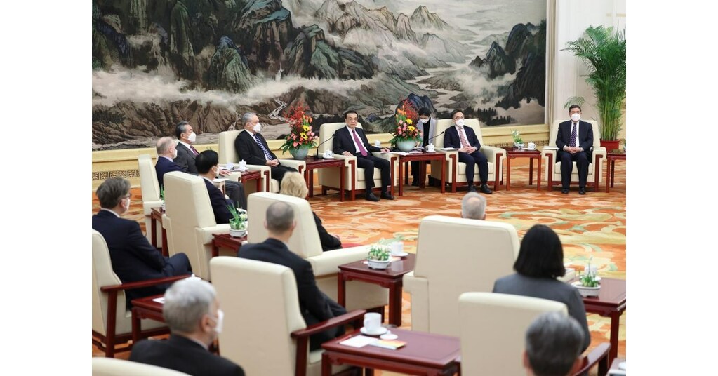 Chinese Premier Holds Symposium with Foreign Experts Chinese Premier Holds Symposium with Foreign Experts