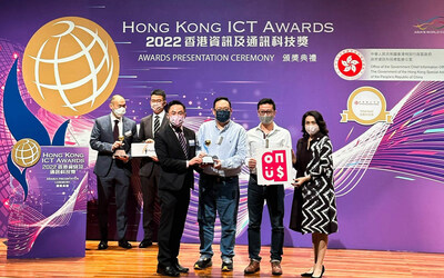 Mr. Dennis Shi, Co-Founder & Chief Executive Officer (second to right) and Mr. Patrick Lee, Co-Founder & Chief Operations Officer (second to left) receiving the “FinTech (Emerging Solutions) Silver Award” award from Ms. Carrie Leung, Chief Executive Officer of The Hong Kong Institute of Bankers (right) at “Hong Kong ICT Awards” by OGCIO.