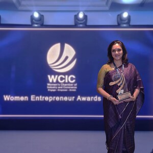 Dr. Sujata Seshadrinathan ने SAARC क्षेत्र के लिए Women's Entrepreneur of the Year award प्राप्त किया