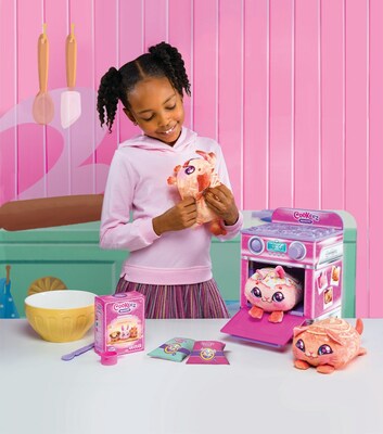HISTORY IN THE BAKING. Cookeez Makery, from Moose Toys, is a first-of-its-kind oven-themed playset that lets kids mix and make “dough” to create a sweet-scented best friend that comes out of the oven warm to the touch and ready for cuddles. Kids mix ingredients into “dough,” then shape their future furry friend with a dough mold, before popping it in the oven.  Out comes a puppy, bunny or kitten plush deliciously scented either bread or cinnamon and makes sweet sounds when squeezed and hugged.