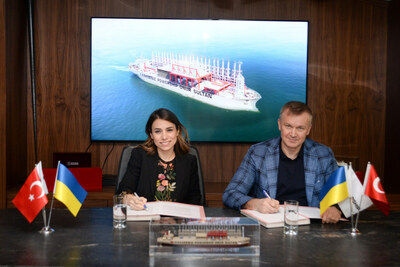 Karpowership Chief Commercial Officer Zeynep Harezi and ECU Chief Executive Officer Vitaly Butenko sign the MOU.