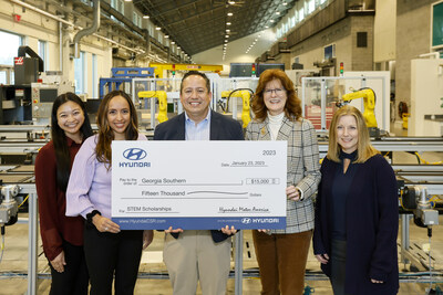 (da esquerda para a direita) Ciara Calub, Hyundai Motor America, Vanessa Perez, Hyundai Motor America, Brandon Ramirez, diretor, responsabilidade social corporativa, Hyundai Motor America, Julie Gerbsch, diretora executiva de desenvolvimento, escritório de promoção universitária, Georgia Southern University, Amy Ballagh, vice-presidente interino, gerenciamento de matrículas, Georgia Southern University em Statesboro, Geórgia, em 23 de janeiro de 2023. (Foto/Hyundai) (da esquerda para a direita) Ciara Calub, Hyundai Motor America, Vanessa Perez, Hyundai Motor America, Brandon Ramirez, diretor, responsabilidade social corporativa, Hyundai Motor America, Julie Gerbsch, diretora executiva de desenvolvimento, escritório de promoção universitária, Georgia Southern University, Amy Ballagh, vice-presidente interino, gerenciamento de matrículas, Georgia Southern University em Statesboro, Geórgia, em 23 de janeiro de 2023. (Foto/Hyundai)