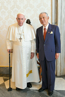 His Holiness Pope Francis and Mr. Yohei Sasakawa, WHO Goodwill Ambassador for Leprosy Elimination(Photo by Vatican Media via Vatican Pool/Getty Images)