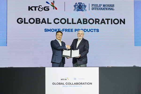 Baek Bok-In, CEO of KT&G and Jacek Olczak, CEO of PMI taking a picture together at the Global Collaboration signing ceremony.
