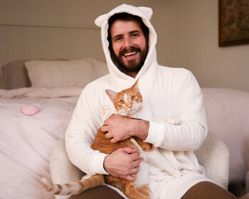 The Cuddle Collection by Fancy Feast features specially curated gifts to help cat lovers and their cats feel warm and fuzzy – and fancy – this Valentine’s Day.